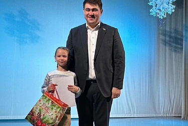 Депутаты доставили подарки 